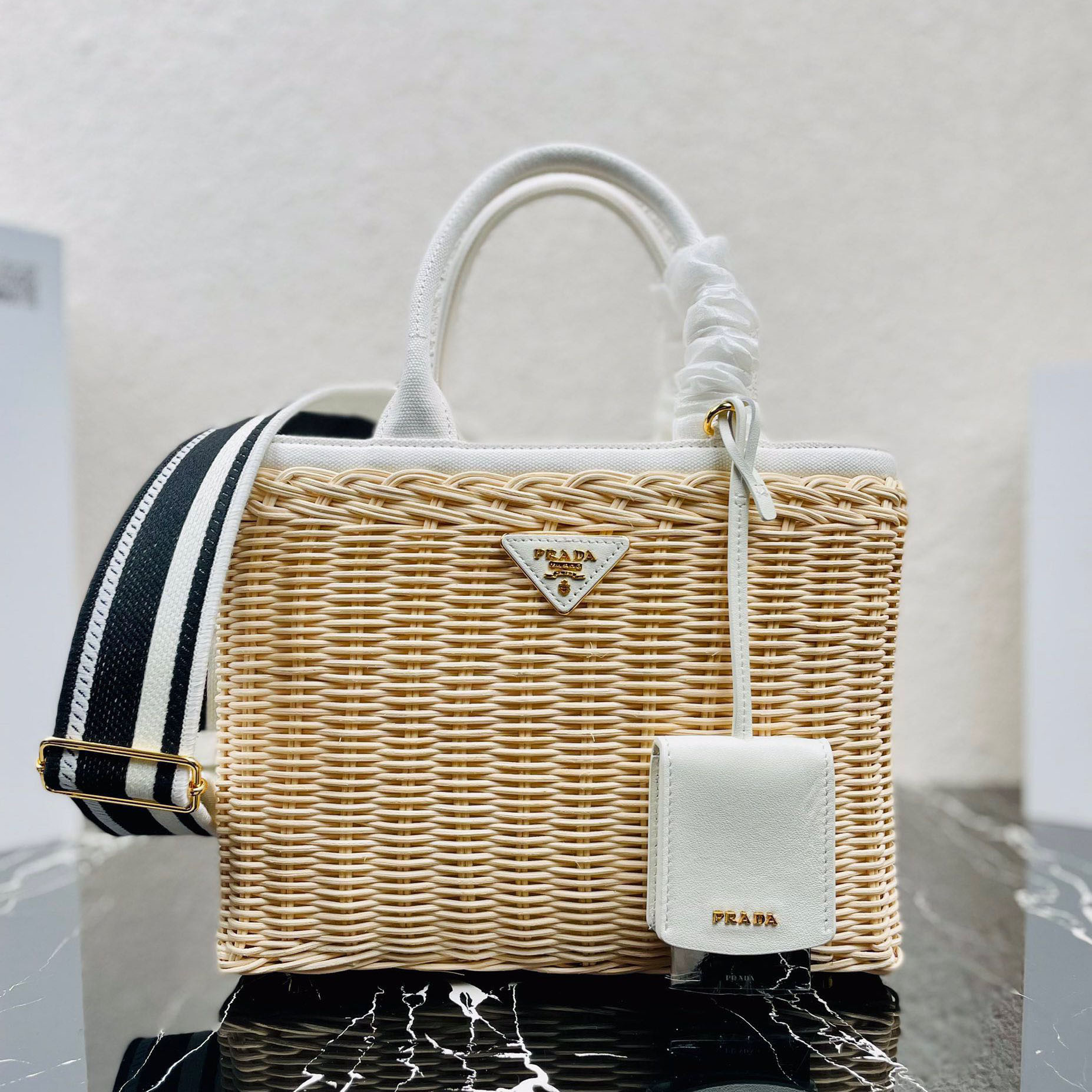 Pra*a shopping bags